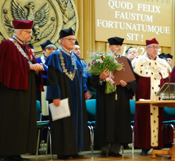Emeritus Prof. Karl Maramorosch receives honorary docturate from his alma mater, the Warsaw University of Life Sciences.