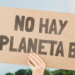 Sign that says "No Hay Planeta B"